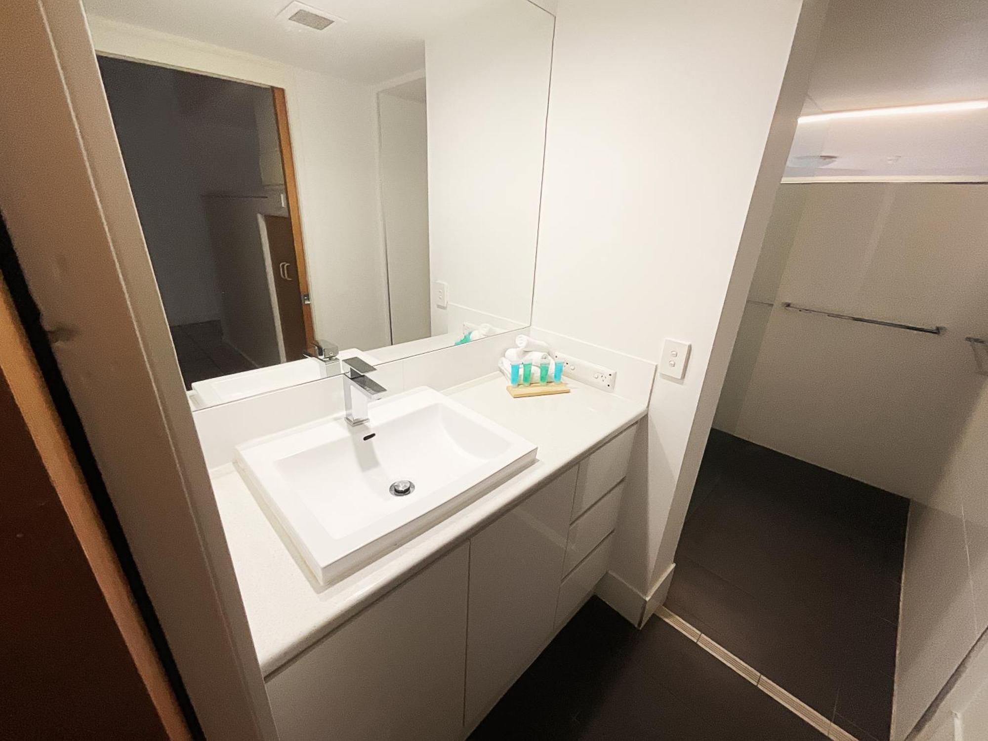 Tiki Hotel Apartments Surfers Paradise Голд-Кост Экстерьер фото