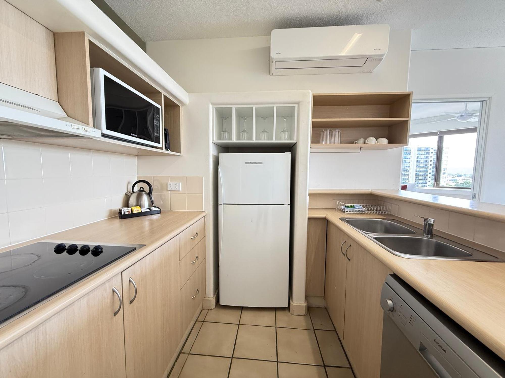 Tiki Hotel Apartments Surfers Paradise Голд-Кост Экстерьер фото